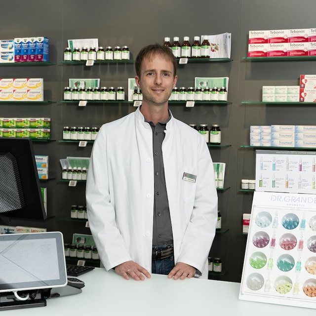 Dr. Philipp Hoffmann in einer seiner Apotheken